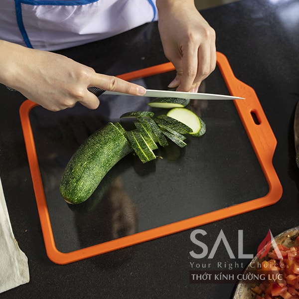 Thớt kính cường lực Sala Lux 2 mặt - Thớt băm chặt gà thái thịt viền silicon chống trơn trượt, không nấm mốc