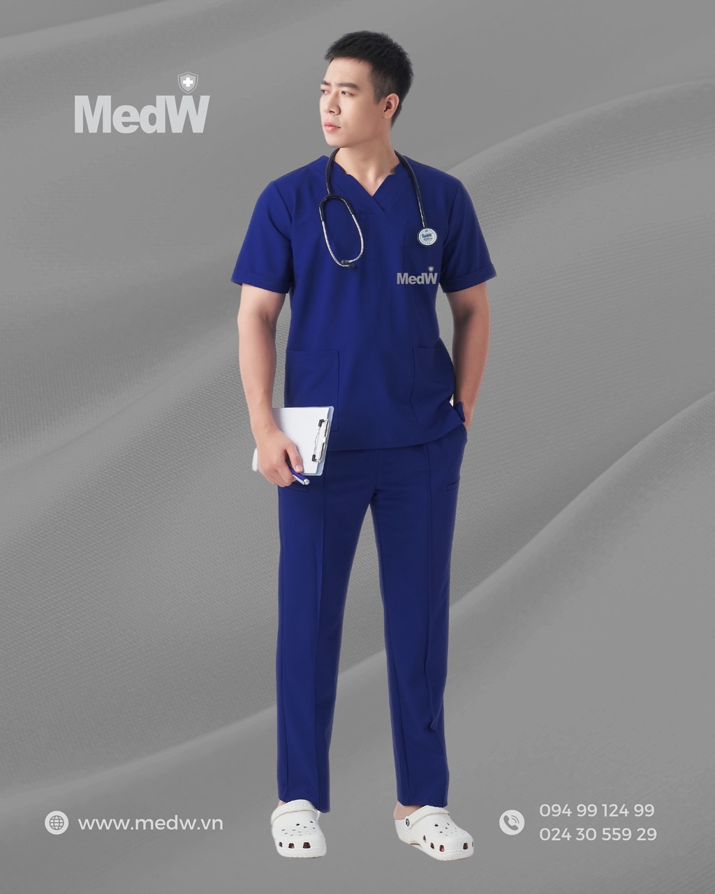MedW Zeus Scrubs Y Tế Blue Navy (Nam) Xanh Navy Bộ Trang Phục Bác Sĩ, Điều Dưỡng Phòng Khám Chuyên Khoa Đa Khoa, Vật Liệu Cotton Nhật Không Bám Dính, Xếp Ly Không Nhăn, Dáng Suông Vận Động Tự Do. MedW Thêu Tên Logo Thương Hiệu Riêng