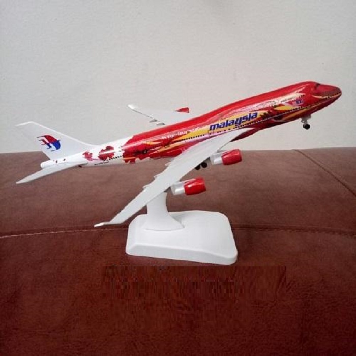 Mô hình máy bay tĩnh Malaysia B747 20cm màu đỏ
