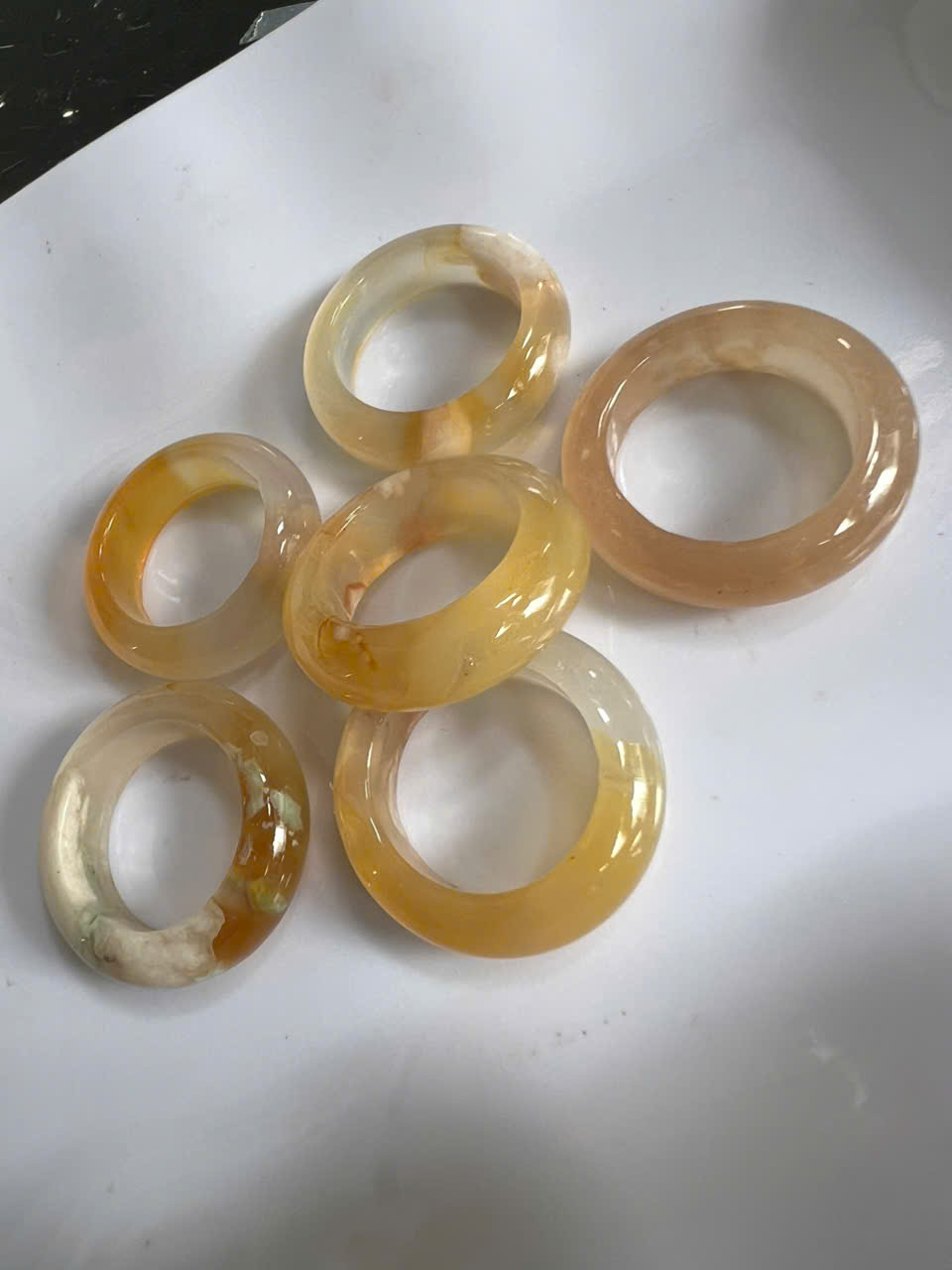 Nhẫn Nữ mới Đá Mã Não Bông Vàng Trắng Đậm Nhạt Bóng Đẹp Ni 17mm Cao 7mm Dầy 4mm Chị em Nữ mệnh Kim mệnh Thủy mệnh Thổ đeo lên tay xinh xắn may mắn ạ