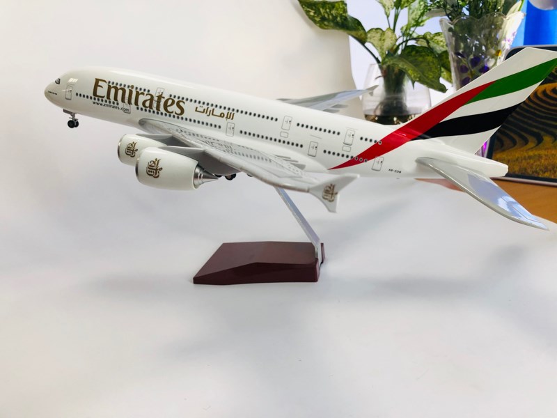 Mô hình máy bay Emirates Airlines 47 cm A380 UAE 4 động cơ có đèn led bánh xe