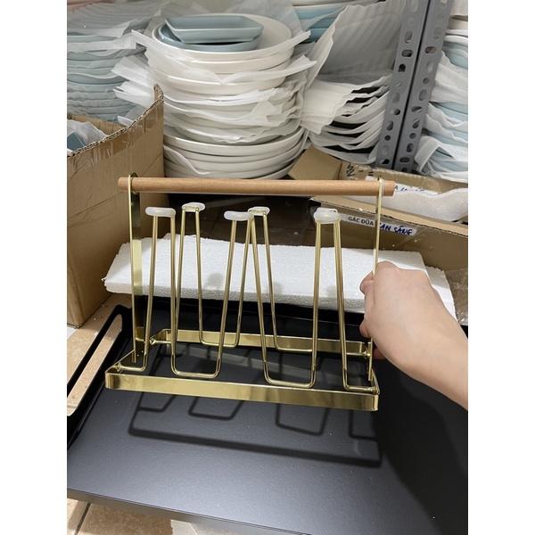 Giá úp cốc chén, khay úp cốc kim loại mạ vàng tay cầm gỗ
