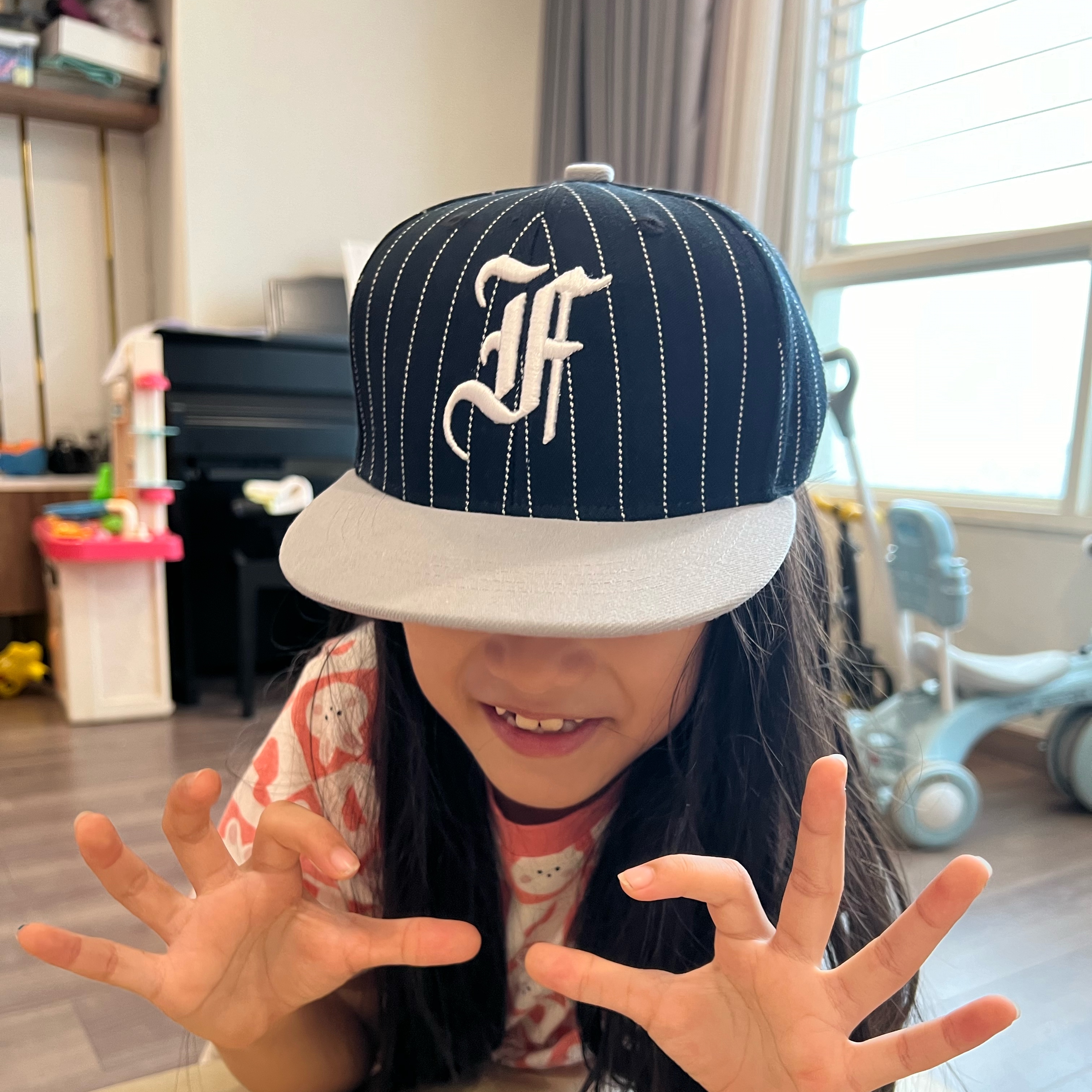 Nón snapback cho bé từ 3 đến 5 tuổi thêu nổi logo chữ F vải đen sọc trắng phong cách jersey chất lượng cao fom cứng đứng fom không móp méo brand One Hat