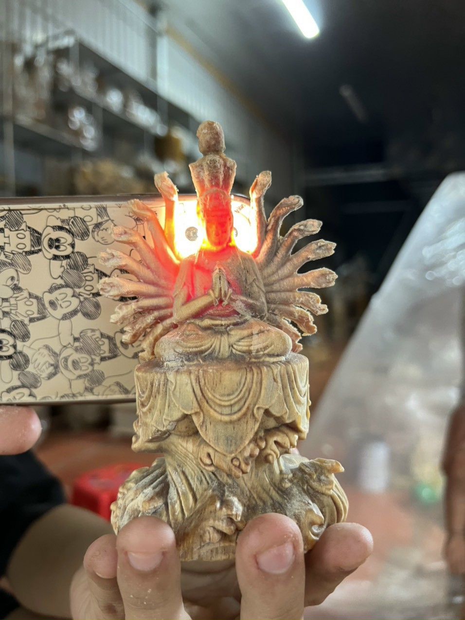 Combo tượng phật thiên thủ thiên nhãn + hộp kính vào và chân đế gỗ có lắp bóng đèn chạy pin sáng  kt cao 16×10×10cm