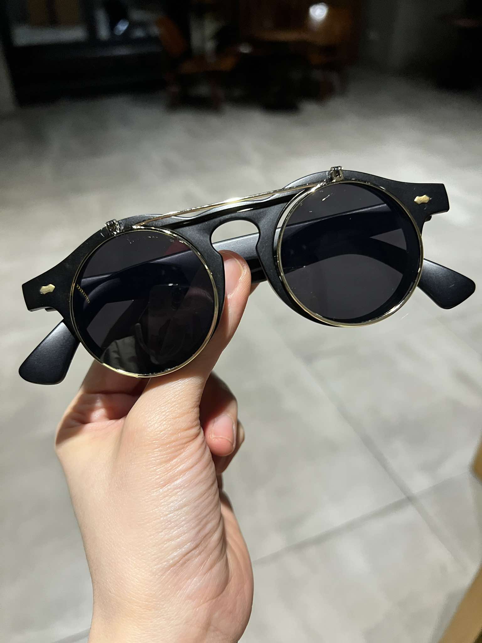 Kính mát nam nữ Mắt tròn Clip on 2 tròng bật nắp