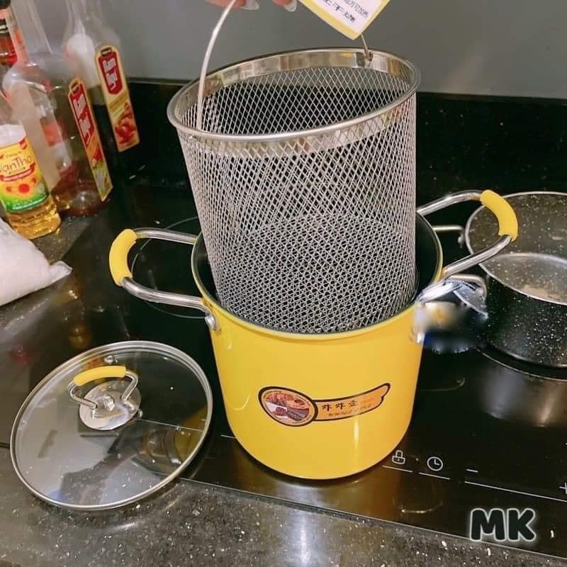 Nồi chiên vịt vàng mini siêu tiết kiệm có chống dính bên trong lòng nồi tặng kèm rổ inox siêu tiện dụng, phù hợp cho các dòng bếp từ, hồng ngoại, bếp ga