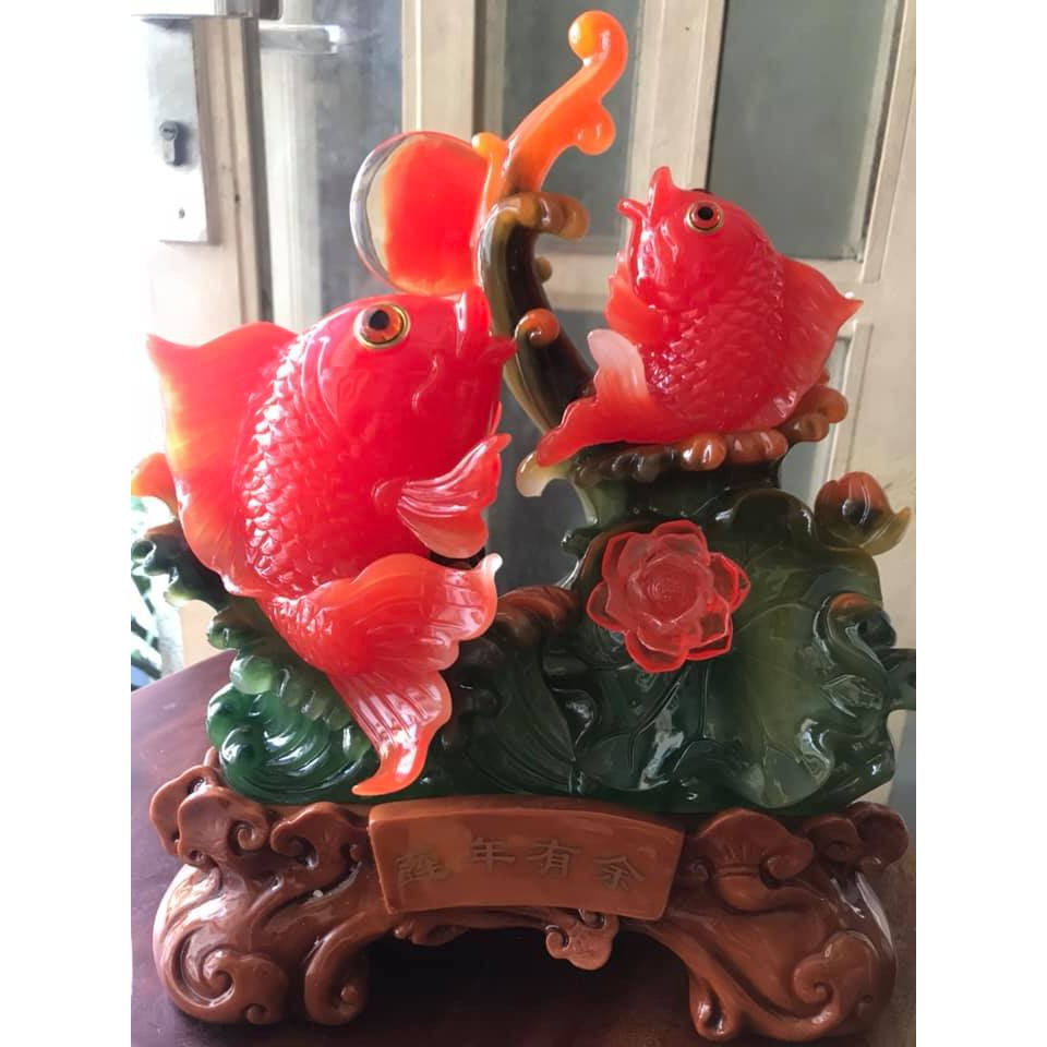 Tượng 2 Cá Chép Đỏ Ngồi Vẫy Đuôi đế gỗ có hoa sen đồng tiền ở trên may mắn tài lộc ý nghĩa có cá có tiền Size 36cm x đk 30cm x Sâu 17cm hợp mệnh hoả mệnh thổ ạ
