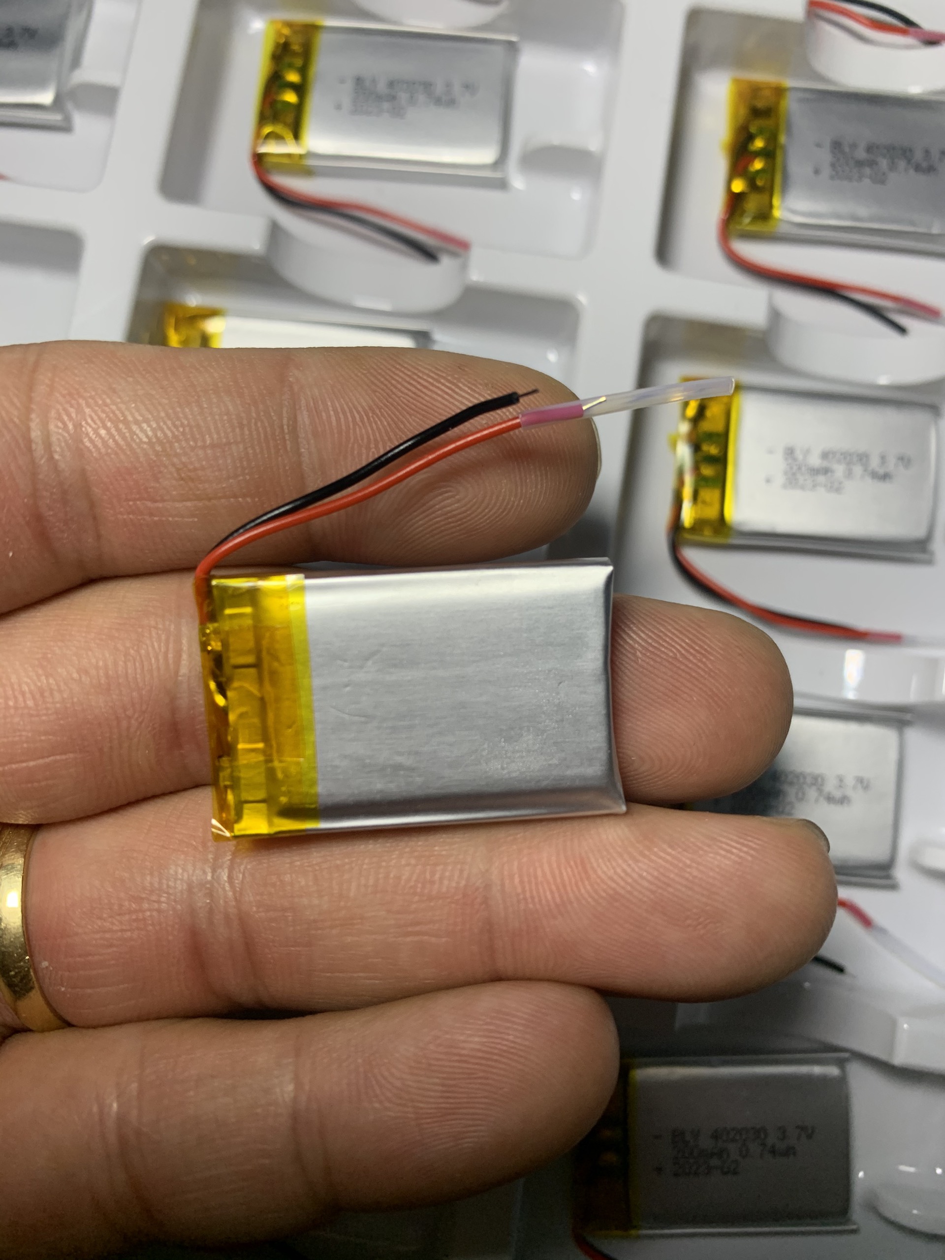 Pin Sạc Lithium Polymer 3.7V 200mah 402030 Cho tai nghe,loa Mp3 MP4 MP5 GPS PSP Bluetooth