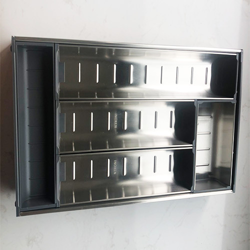 Khay chia thìa dĩa inox đặt trong ngăn kéo tủ
