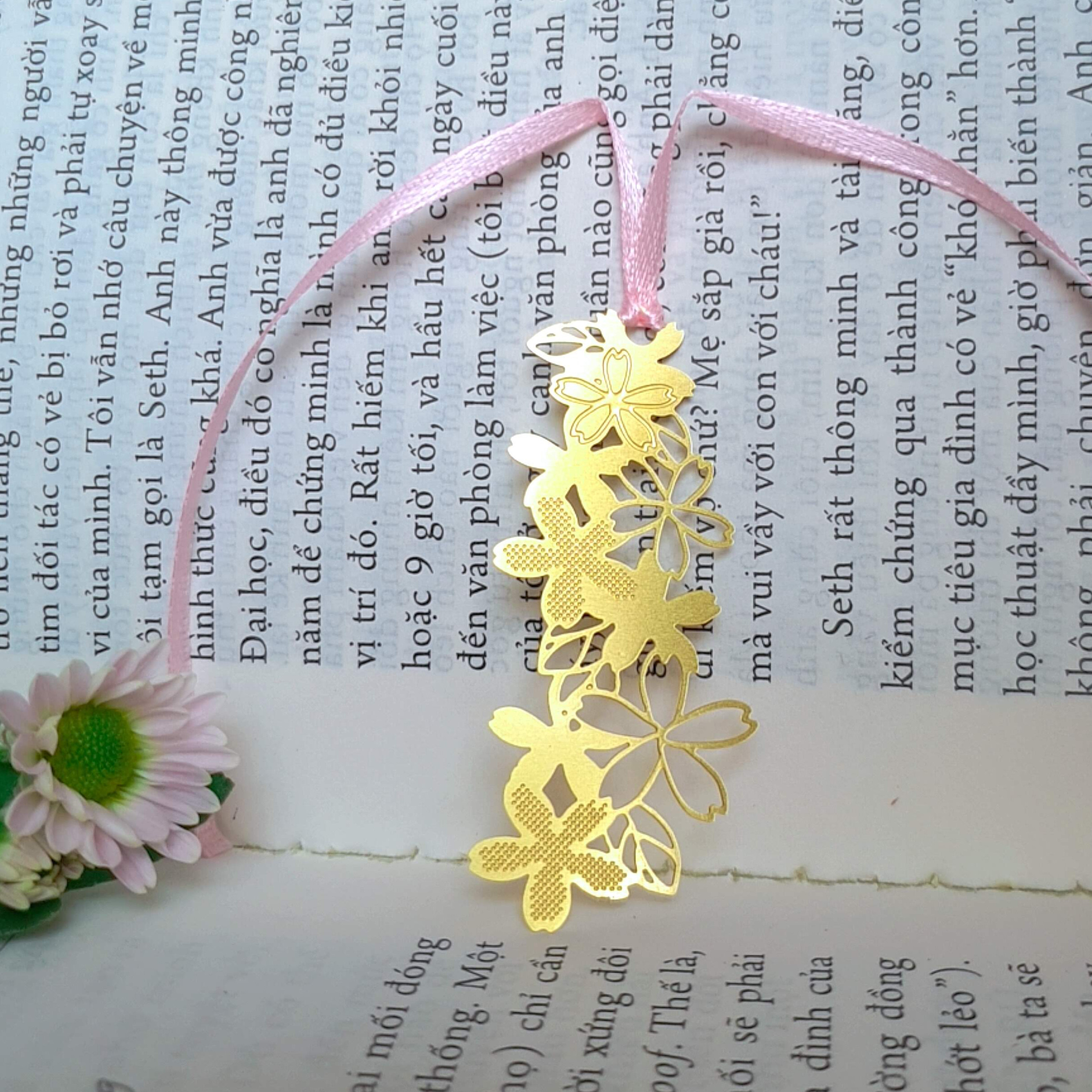 Bookmark kim loại họa tiết sakura hình nhành hoa