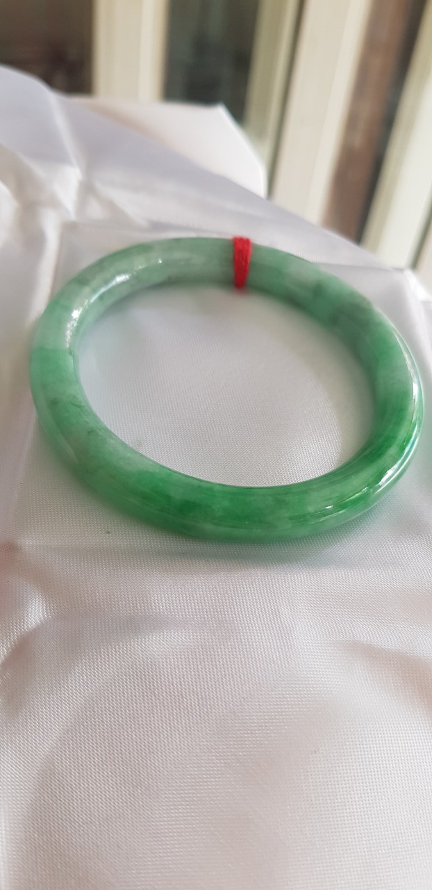 Vòng Cẩm Thạch tự nhiên mới Đậu Lý Sao 53mm x chột 8mm cao cấp sịn bóng đẹp màu xanh đậu lý tươi sáng bông trắng xanh nhẹ đẹp bóng nữ 52kg - 60kg đeo rất đẹp sang tay món quà tặng Mẹ , tặng vợ người phụ nữ yêu quý may mắn ý nghĩa ạ