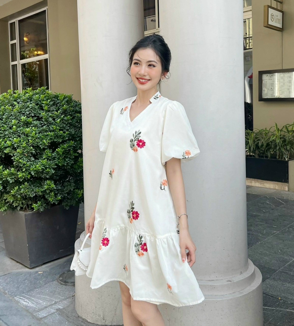Đầm hoa trắng suông kèm thắt lưng phối 2 kiểu dễ thương