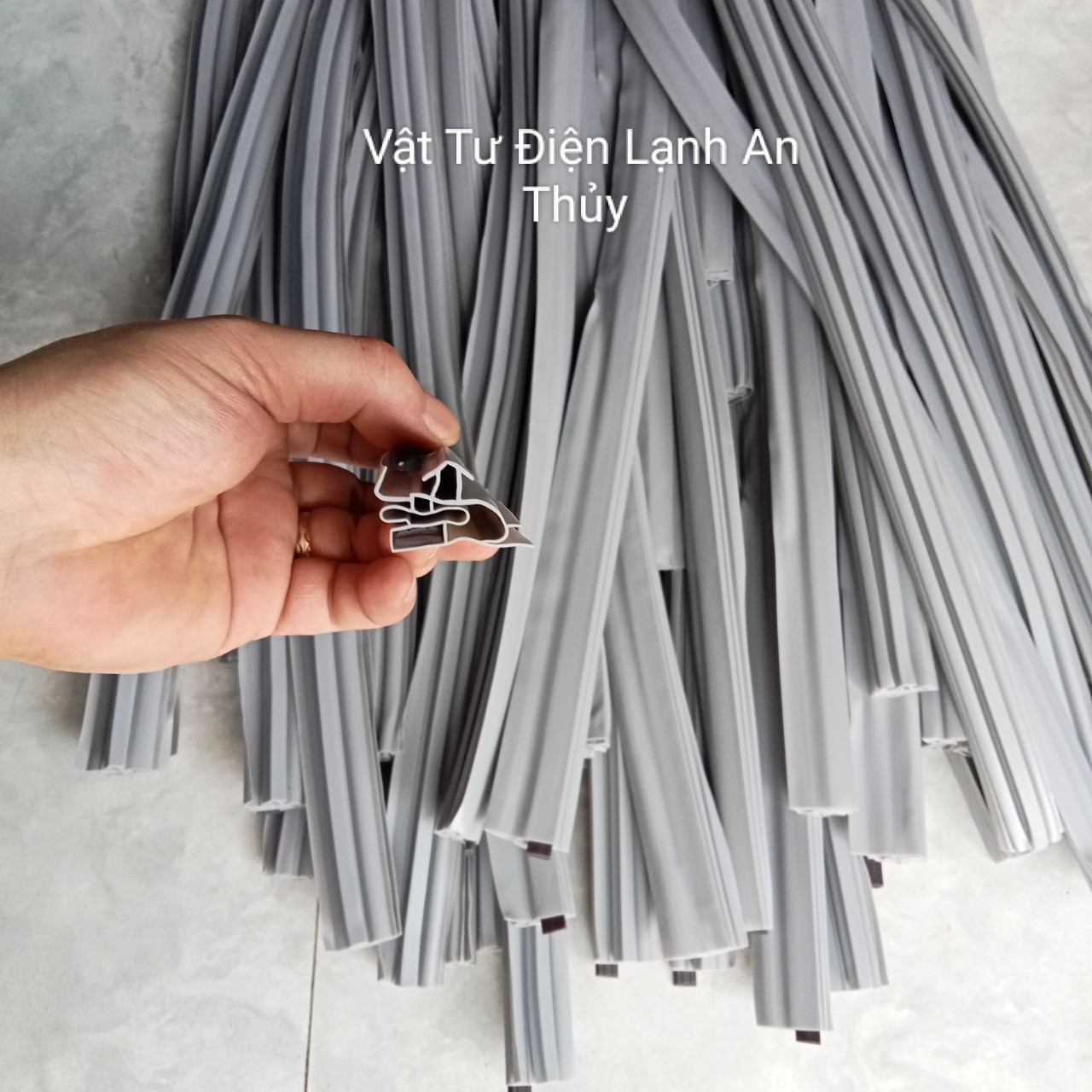 Gioăng cài tủ lạnh màu xám dài 1m8 - ron đệm cửa tủ lạnh - Zoăng tủ lạnh kiểu cài - ron cửa tủ lạnh sẵn nam châm