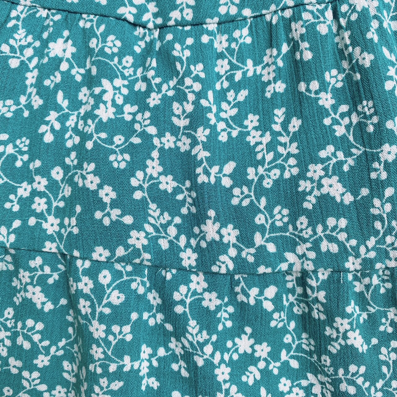 Đầm bé gái tay phồng gài nút trước