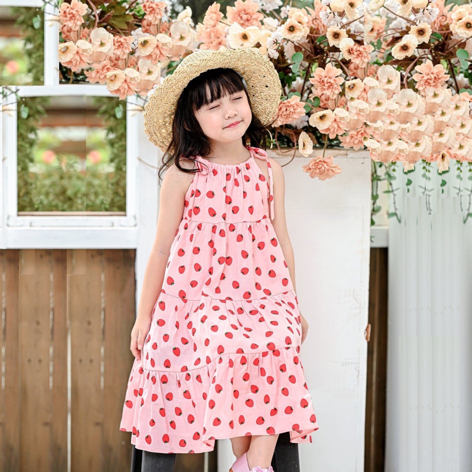 G00000710 Đầm váy dâu tây maxi cho bé giá từ 1 tuổi, Chất vải đũi lạnh, mềm mịn.
