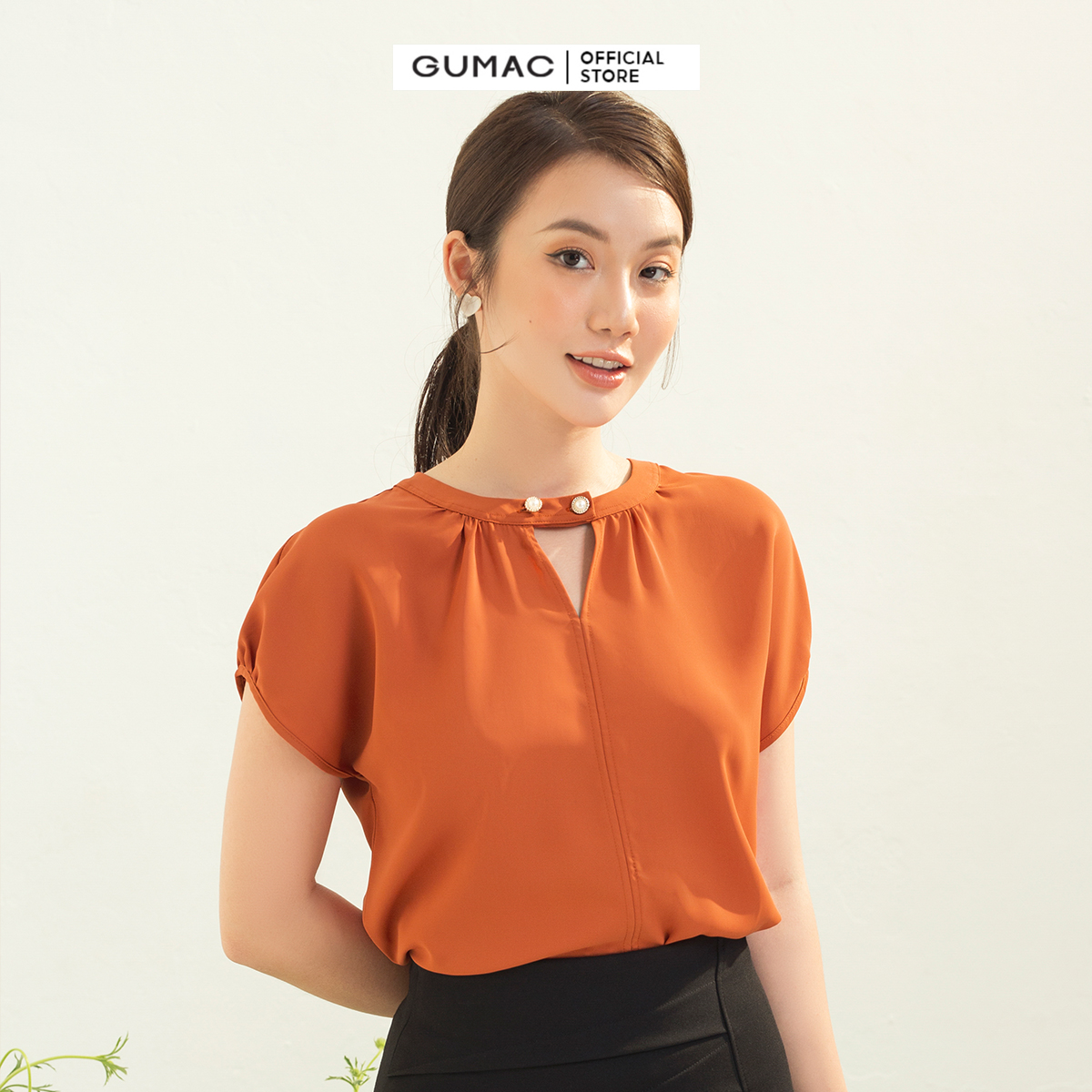 Áo kiểu nữ GUMAC AC03070 form cơ bản tay liền cổ tàu