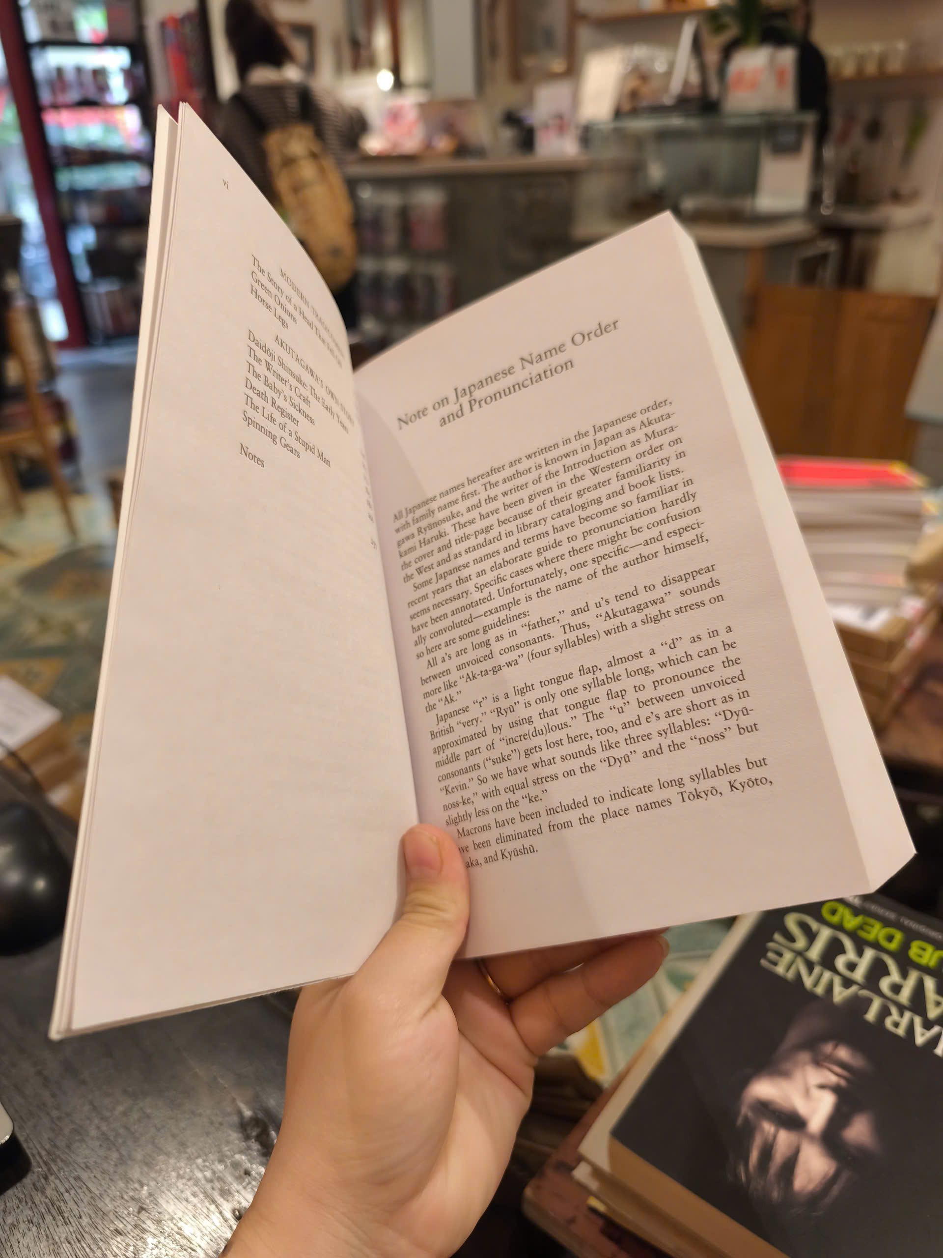 Sách - Rashomon and Seventeen Other Stories by Ryunosuke Akutagawa (Penguin Classics Deluxe Edition)