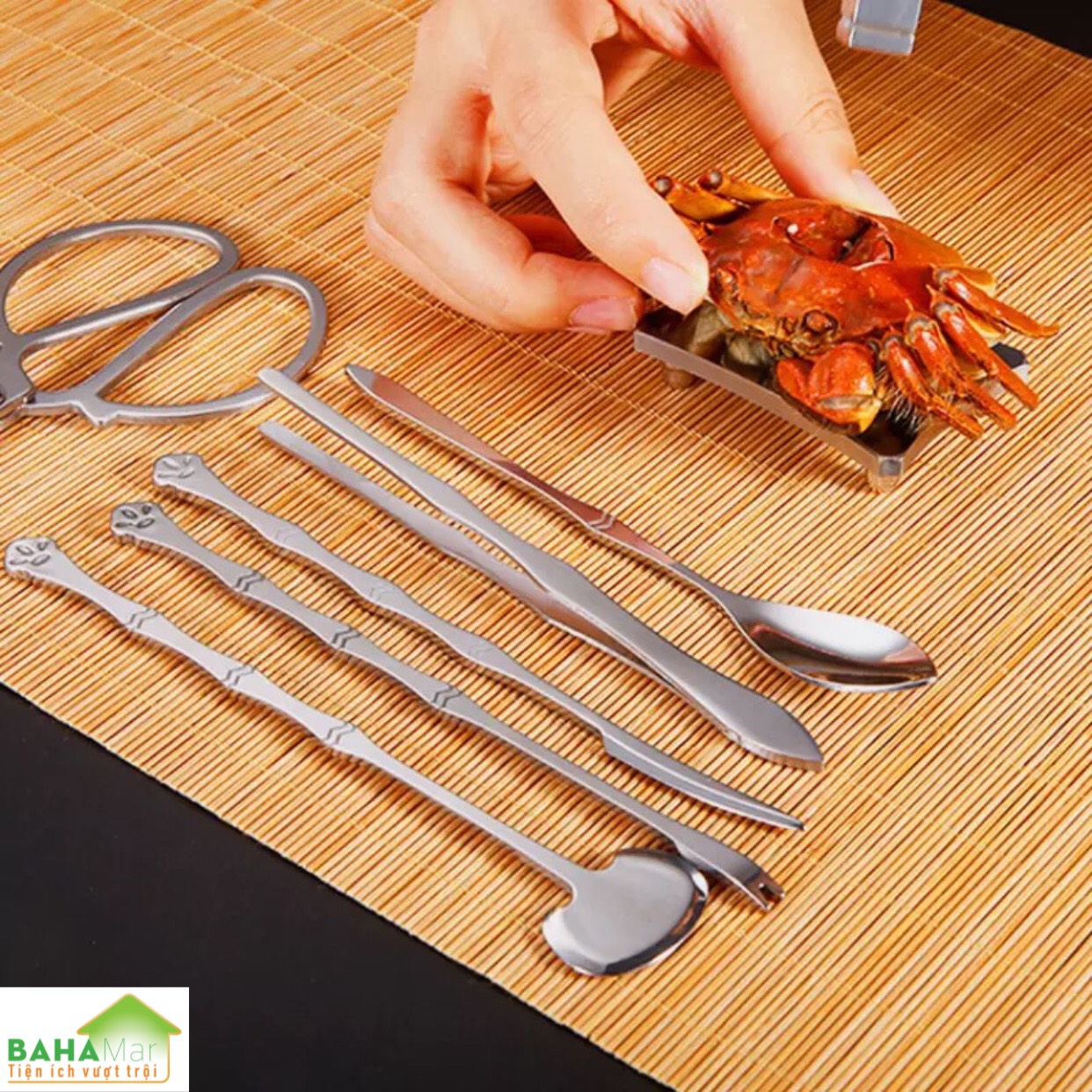 BỘ DỤNG CỤ ĂN CUA GHẸ - HẢI SẢN INOX TIỆN ÍCH CAO CẤP CÓ HỘP GỖ "BAHAMAR" thích hợp cho bất kỳ loại hải sản như tôm hùm, sò, ốc, cua và cũng có thể sử dụng khi ăn quả óc chó, hạnh nhân…