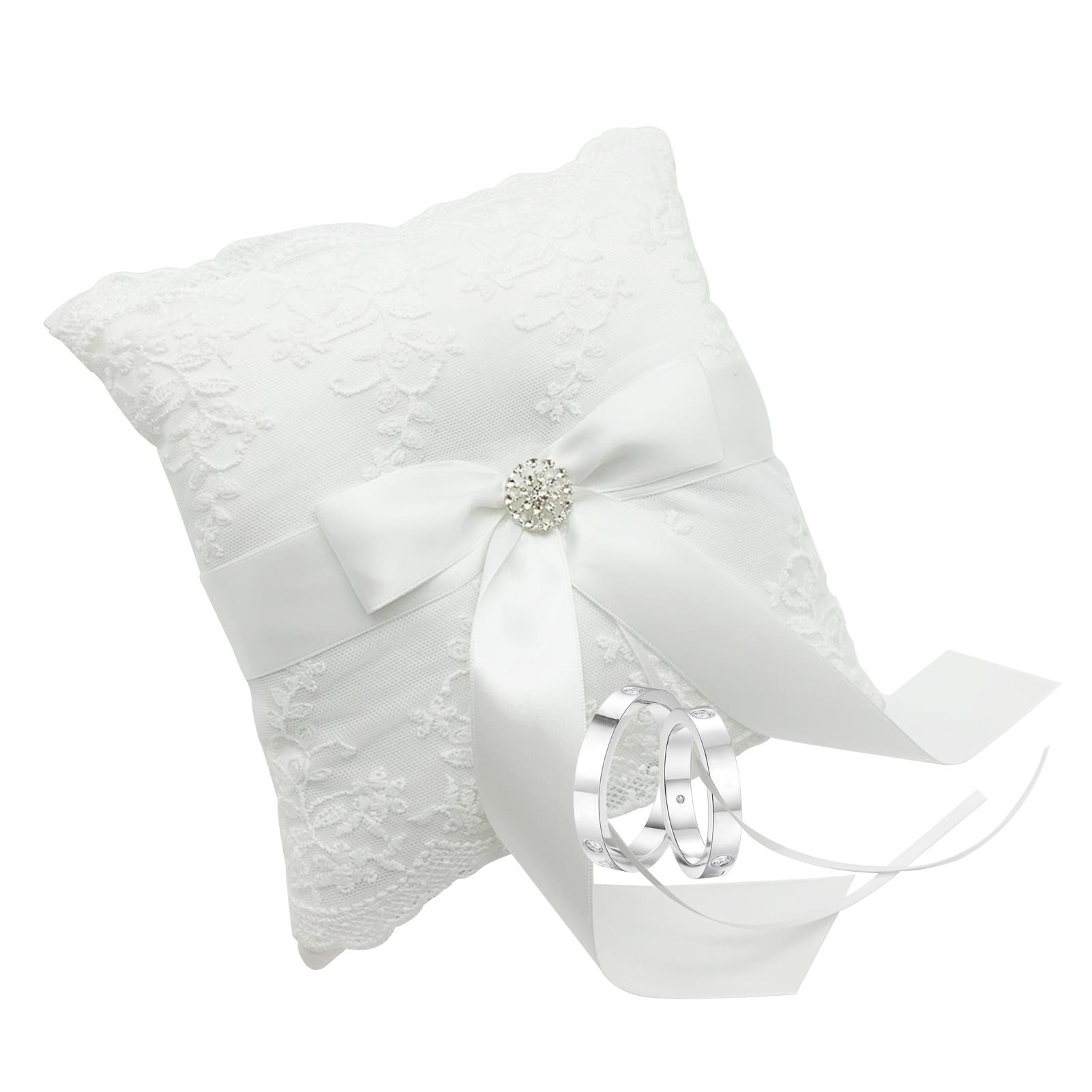 Gối nhẫn cưới mang vòng sa tanh trắng với nơ ruy băng, trang trí pha lê và ren