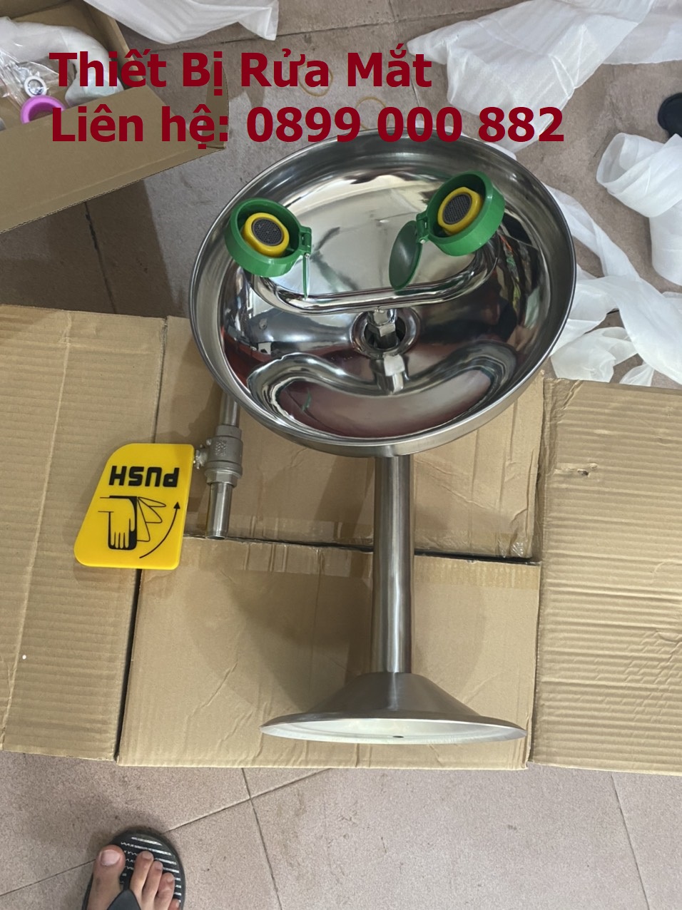 Bồn rửa mắt khẩn cấp UK302 gắn tường