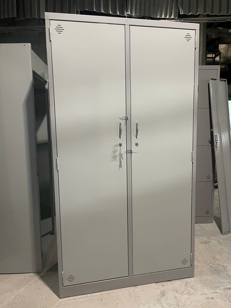 Tủ sắt cá nhân văn phòng Juno Sofa có thanh treo đồ và ngăn xếp ngang 1m x cao 1m8 x sâu 45 cm.