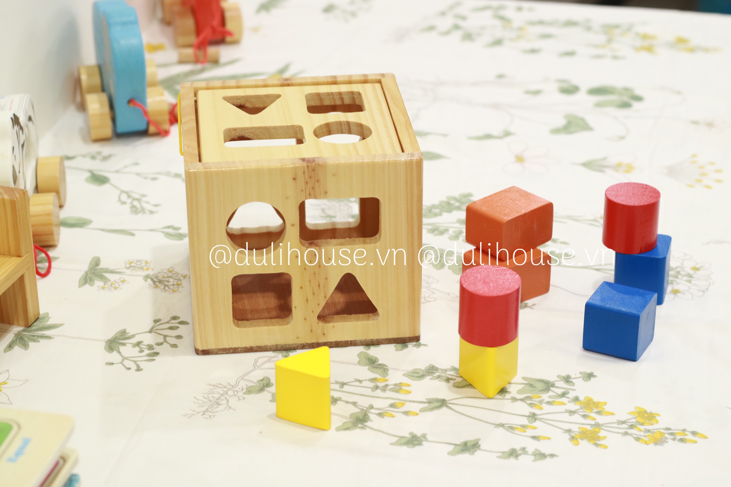 Hộp thả hình khối bằng Gỗ 4 màu 8 khối - Giúp bé tăng khả năng nhận biết Màu sắc, Hình khối và phát triển tư duy sớm - Sản xuất tại Việt Nam