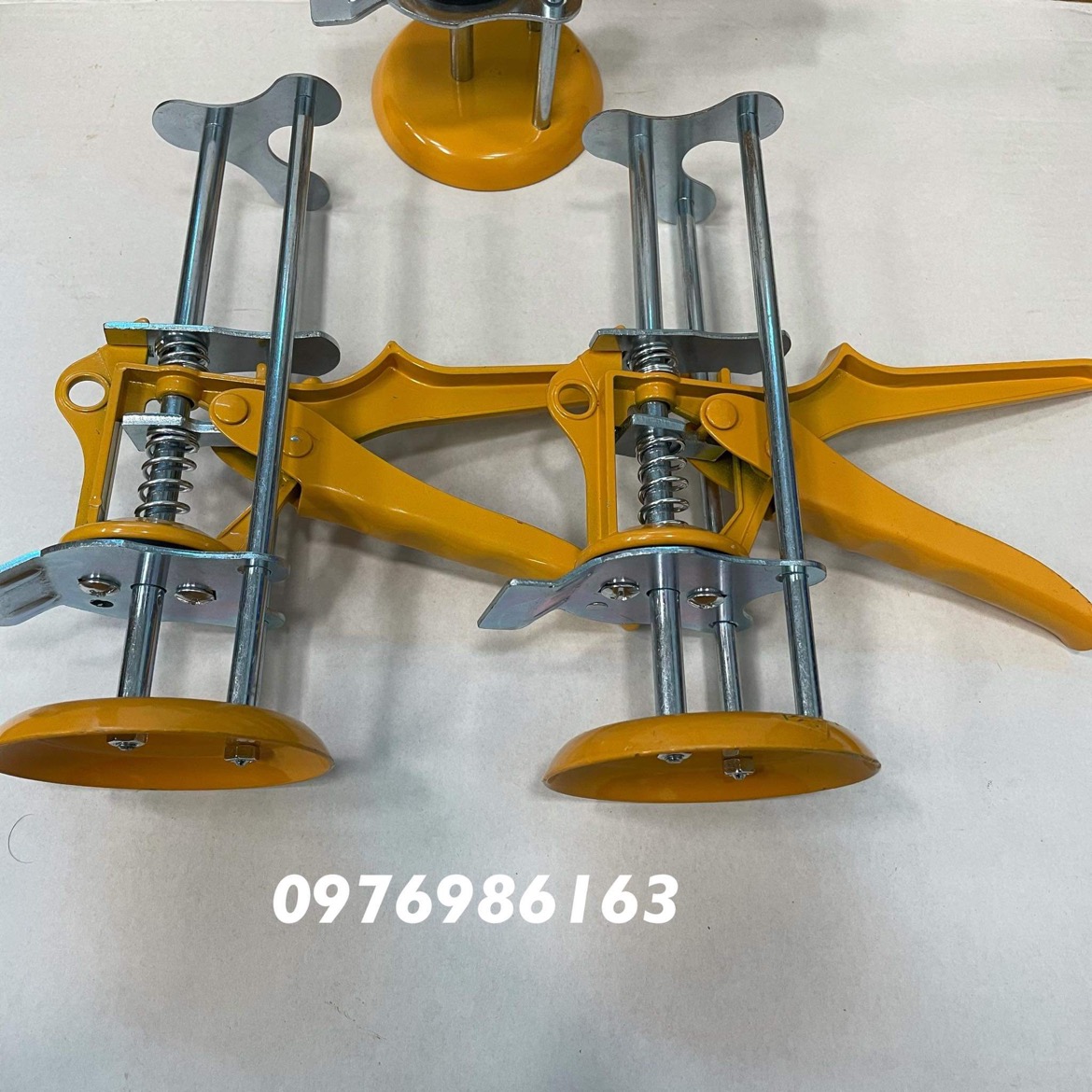 Kích nâng gạch, con nâng gạch 3 trụ, kích kê gạch Nặng gần 500g