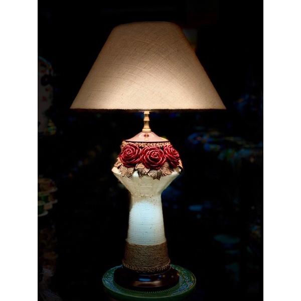 Mẫu Đèn phòng ngủ- phòng khách. Thân đèn bằng gốm sứ Bát Tràng, họa tiết hoa được tết bằng thừng đay.