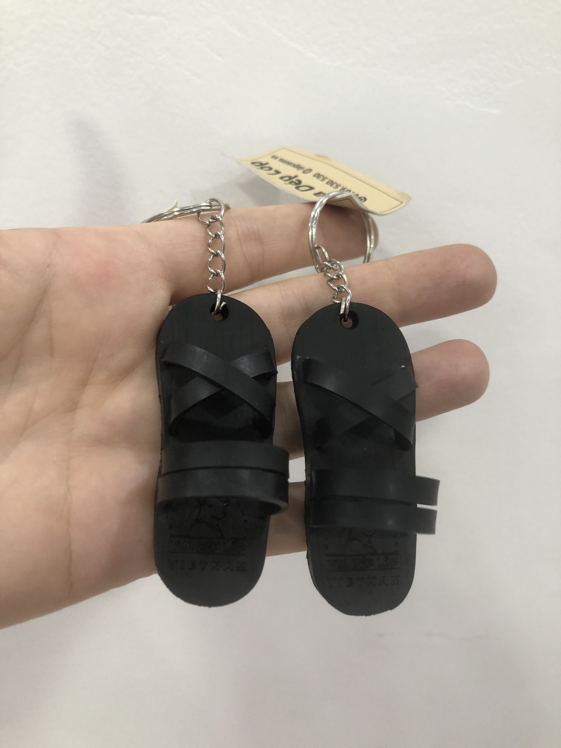 Móc khóa hình dép cao su thiết kế hợp thời trang tinh xảo được làm thủ công của nghệ nhân Vua dép lốp Phạm Quang Xuân