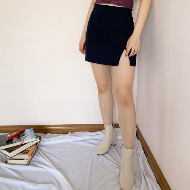 Chân váy ngắn, form ôm cơ bản, xẻ đùi