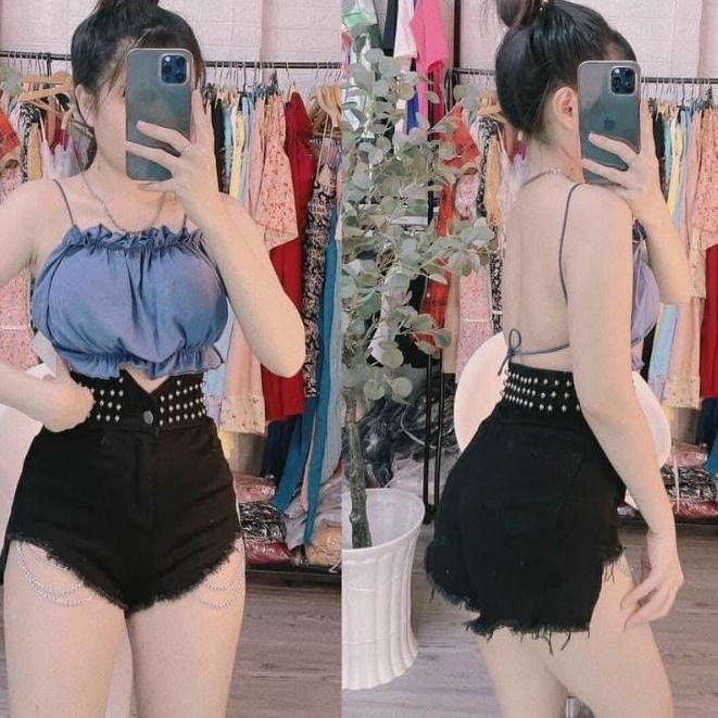 Quần đùi lưng cao đính cườm phối dây xích cá tính