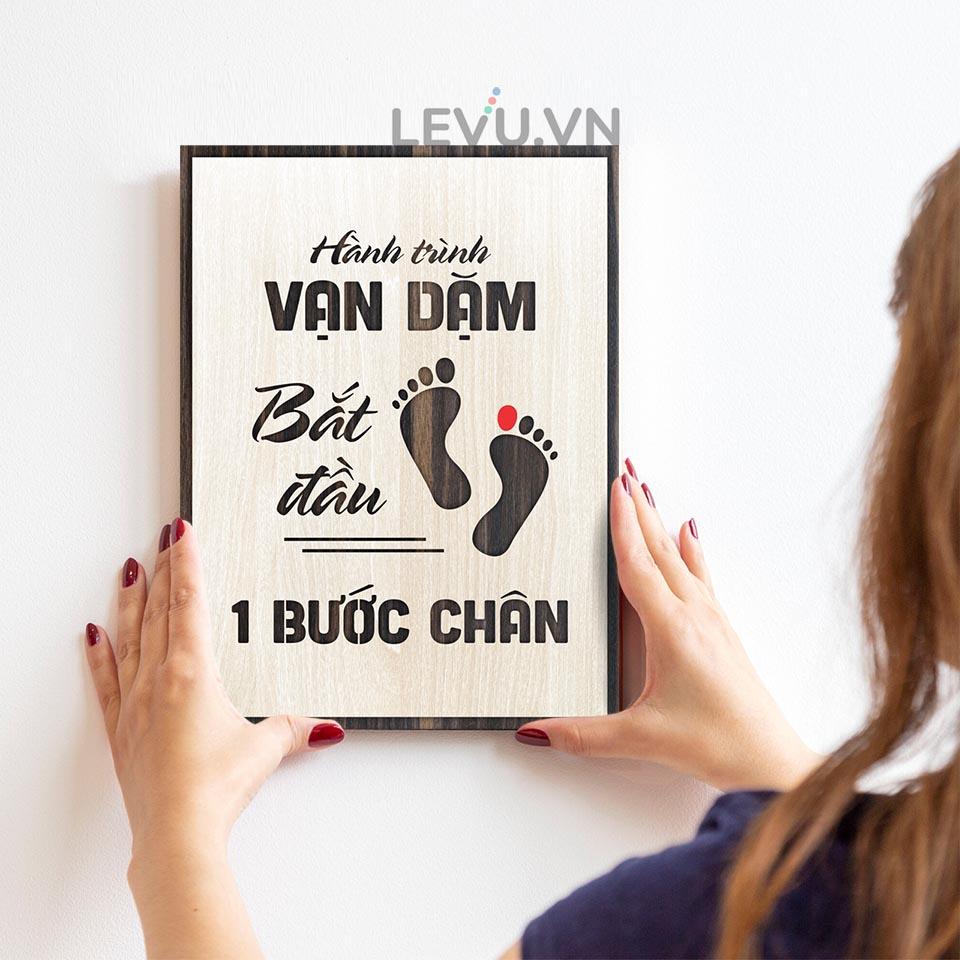 Tranh treo slogan LEVU LV008 "Hành trình vạn dặm bắt đầu từ một bước chân"