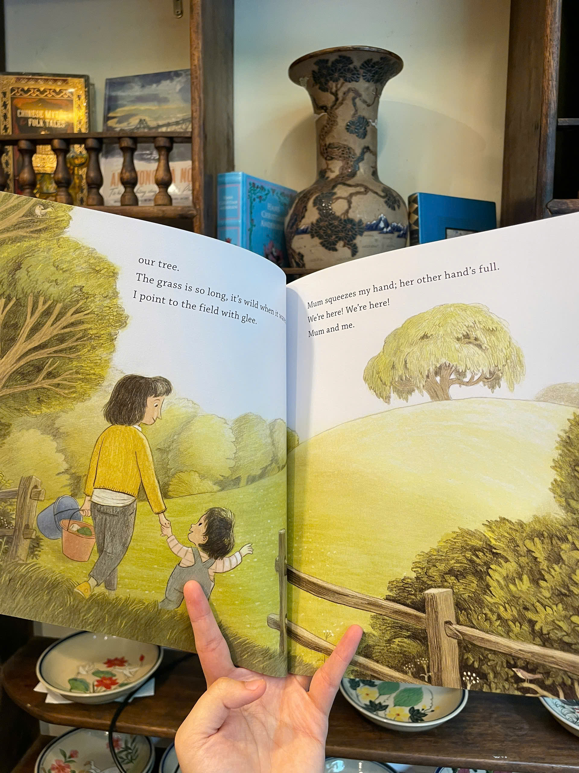 Sách - Mum, Me and the Mulberry Tree: A love letter to Mums everywhere by Tanya Rosie - English book