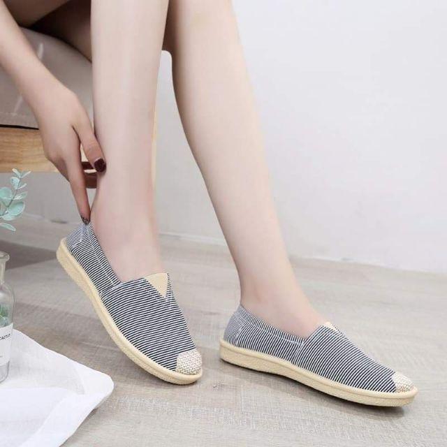 Giày slipon họa tiết