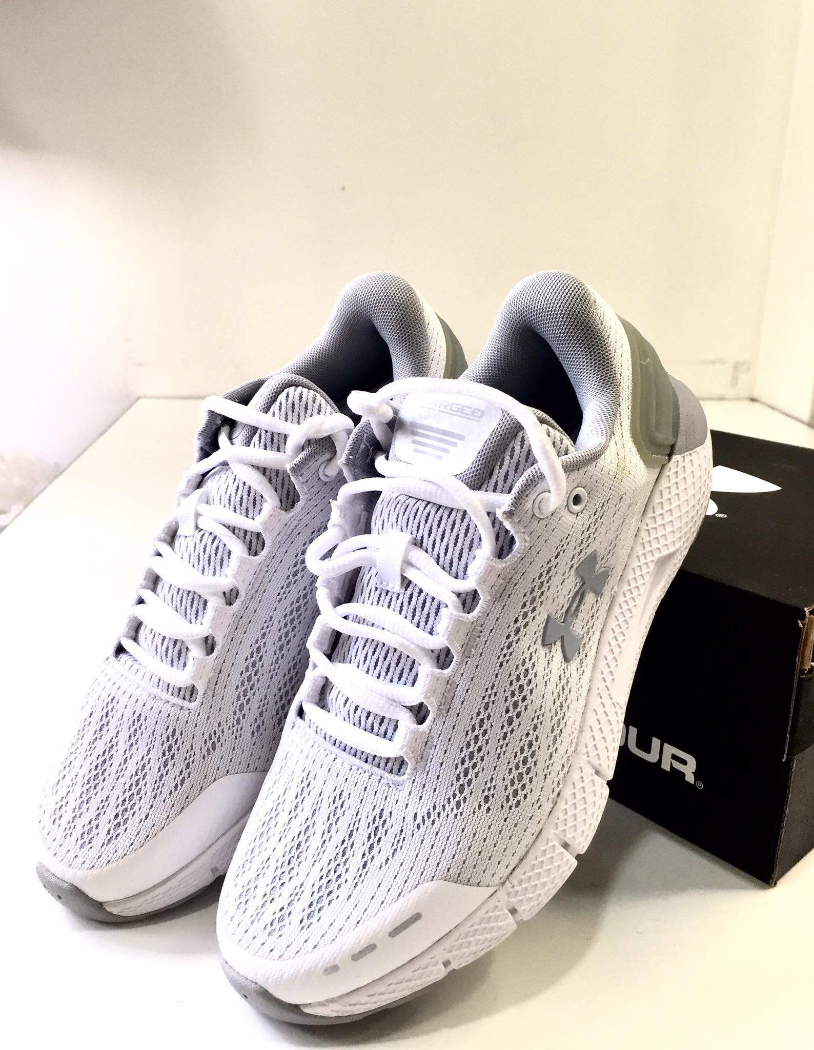 Giày sneaker nữ Under Amourr chinh hãng xách tay Mỹ