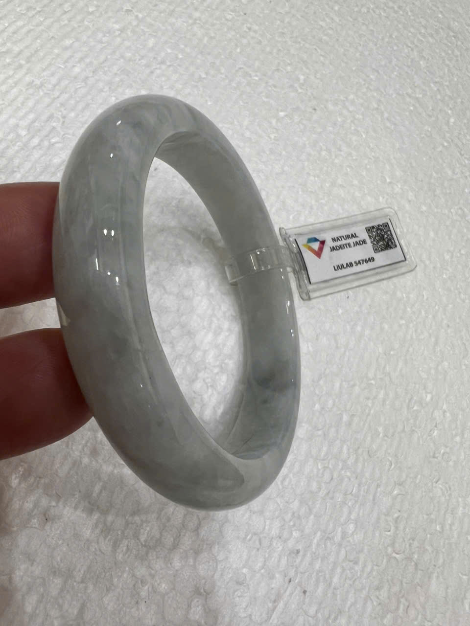 Vòng Cẩm Thạch Tự Nhiên Bản Hẹ Type A Ni 55mm Cao 12mm Dầy 8mm Kiểm Định Liulab 547649 Màu Trắng Bông Bông bóng sang đẹp xinh xắn các Chị mệnh Kim mệnh Thủy 53kg - 58kg đeo tay sang sịn ạ