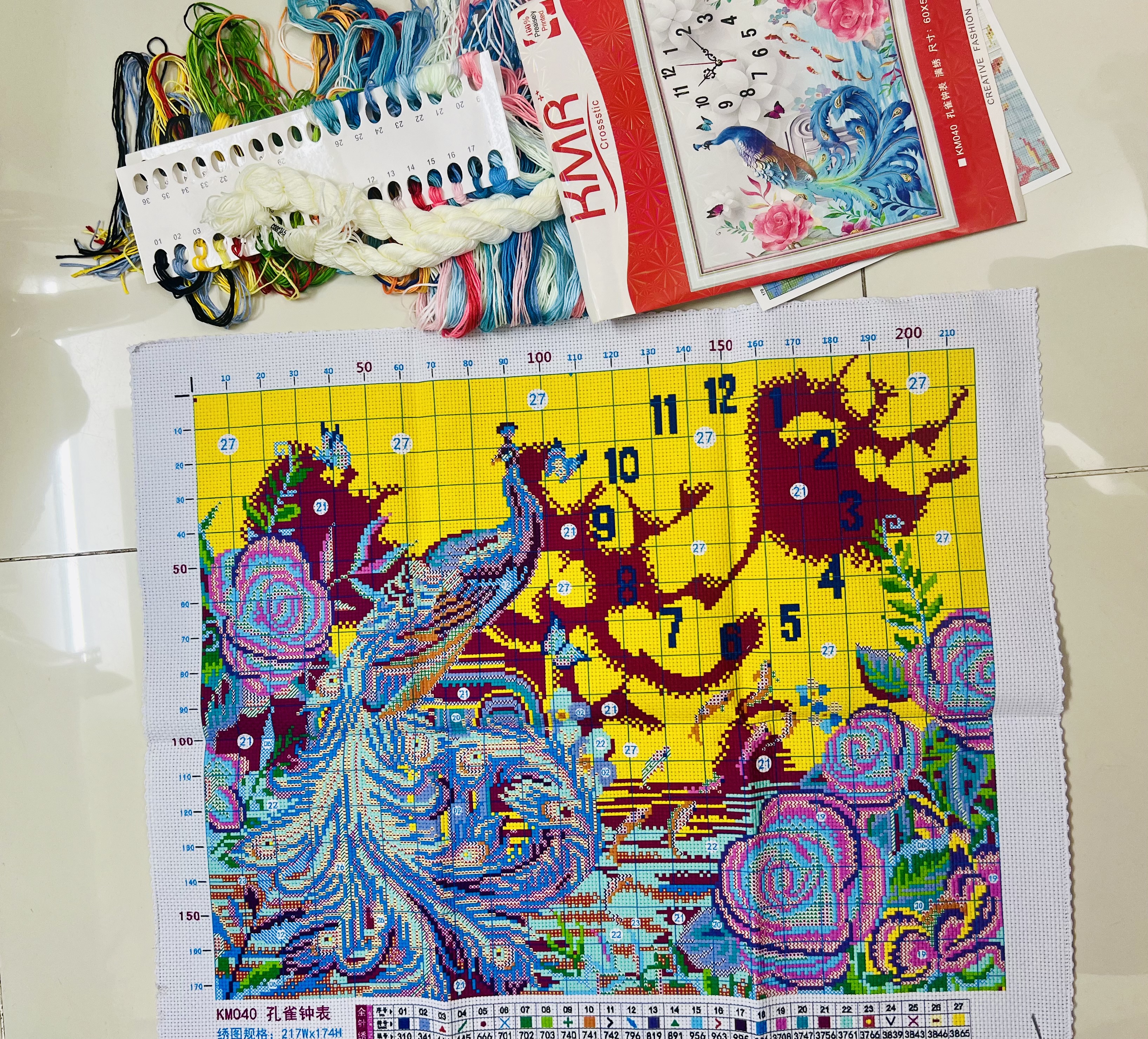 Tranh thêu kín đồng hồ chim công Km040, kích thước 65 x 50 cm