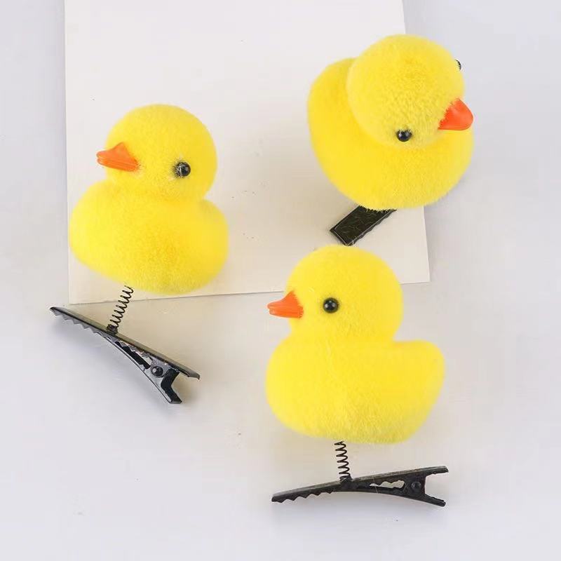 Kẹp tóc mái cho bé gái có 2 mầu vịt vàng và mầu tim đỏ cho bé gái
