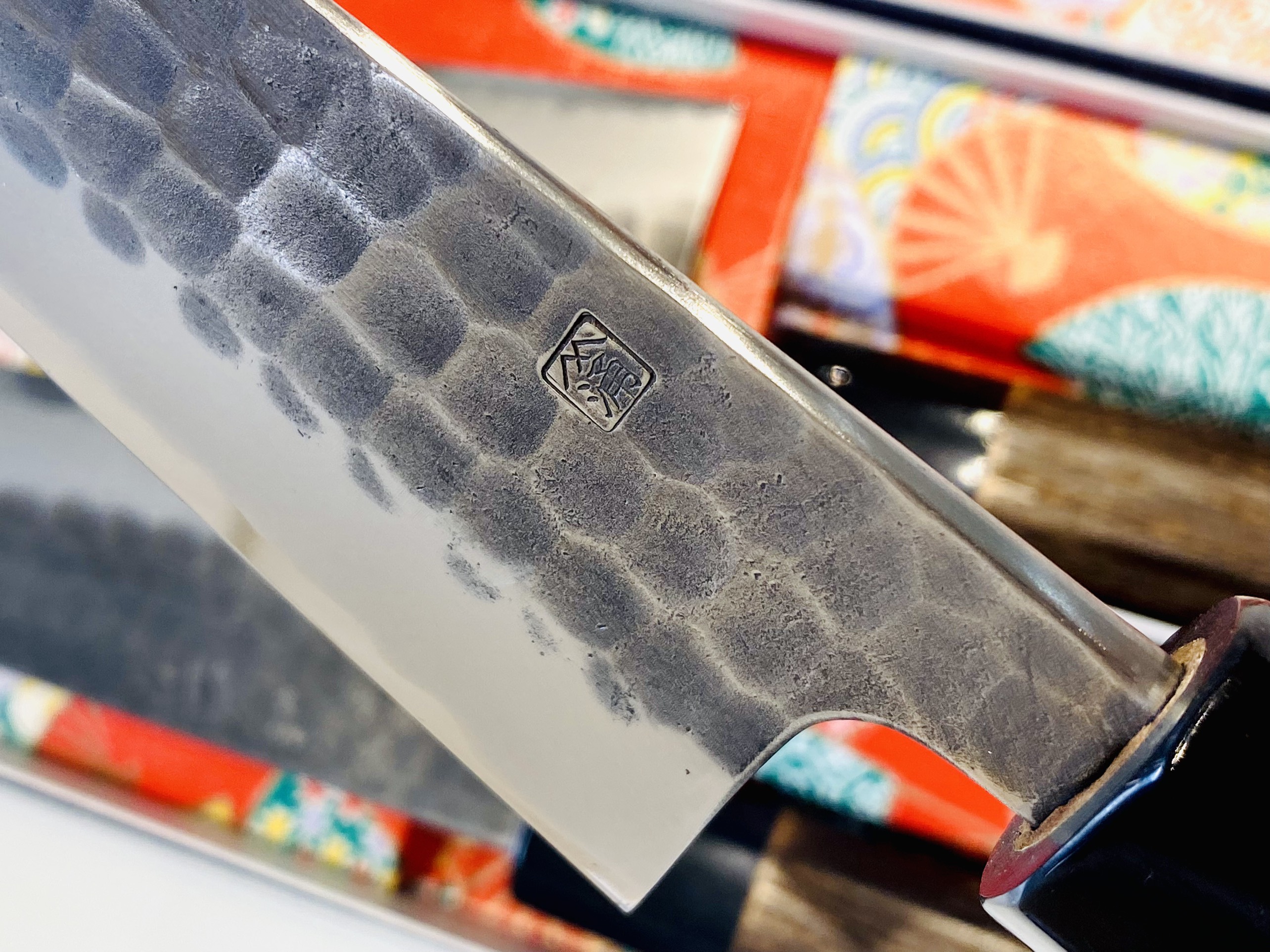 Dao Bếp Nhật Bản Cao Cấp Wakui Kinjiro Santoku 3 Lớp Thép | 120mm - 135mm - 150mm | Thép Yasugi Trắng Số 2 - Cán Gỗ Hạt Dẻ - Thân Dập Vân Búa