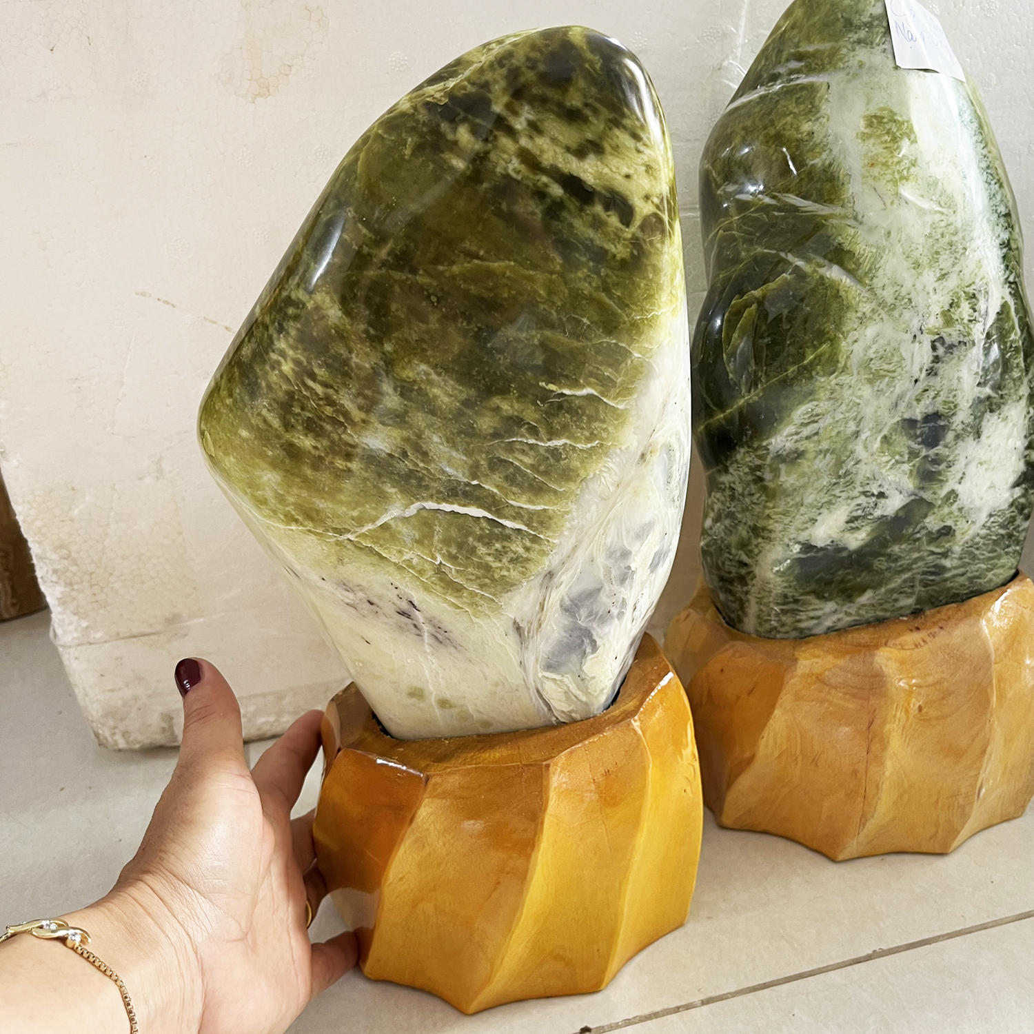 Cây đá để bàn màu vàng cốm cao 32cm nặng 4kg cả chân đế nhiều ngọc