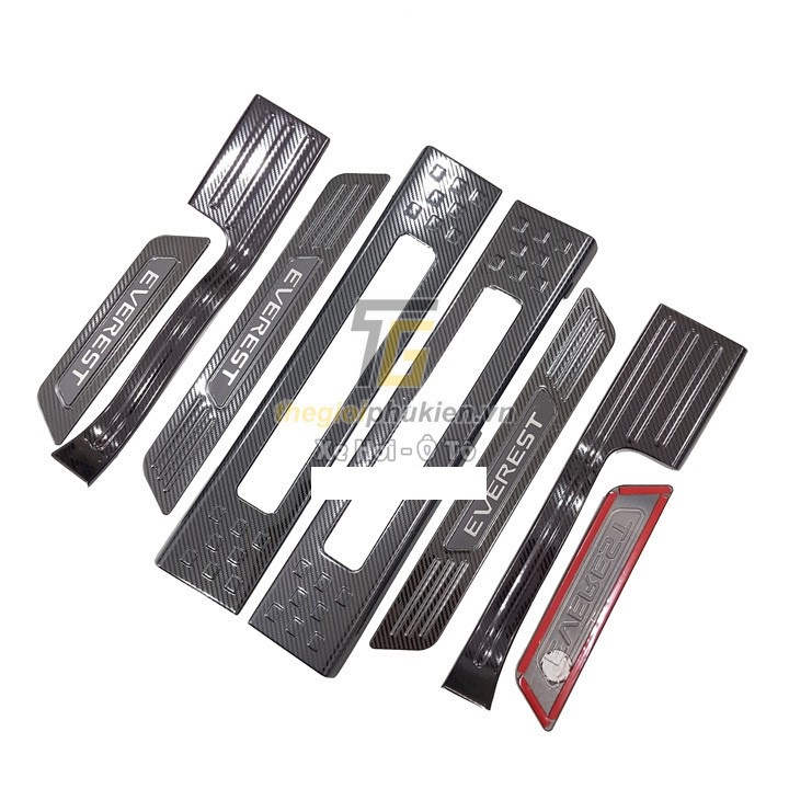 Ốp bậc cửa, Nẹp bước chân Carbon xe Ford Everest 2017- 2021 vân Cacbon cao cấp