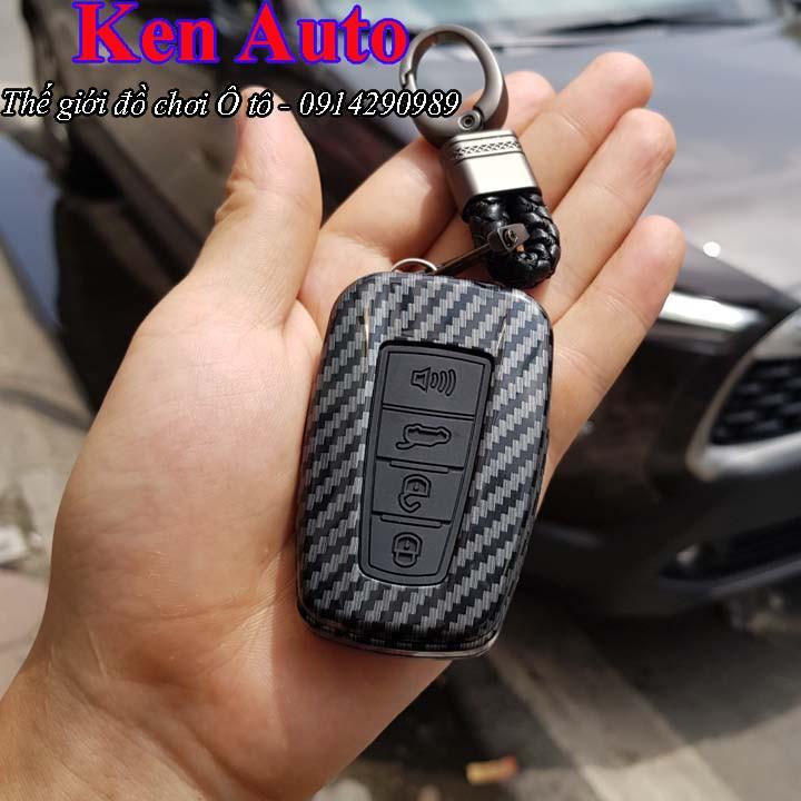 Ốp bảo vệ chìa khóa xe Toyota Corolla Cross 2020 vân Carbon kèm móc đeo INOX
