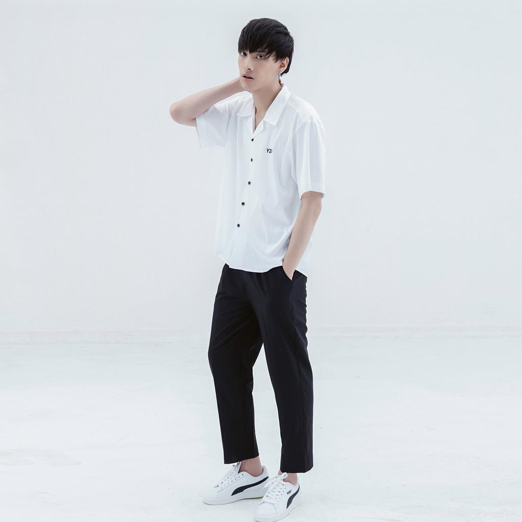 Áo sơ mi Y218 cổ danton tay ngắn dáng rộng màu trắng in logo