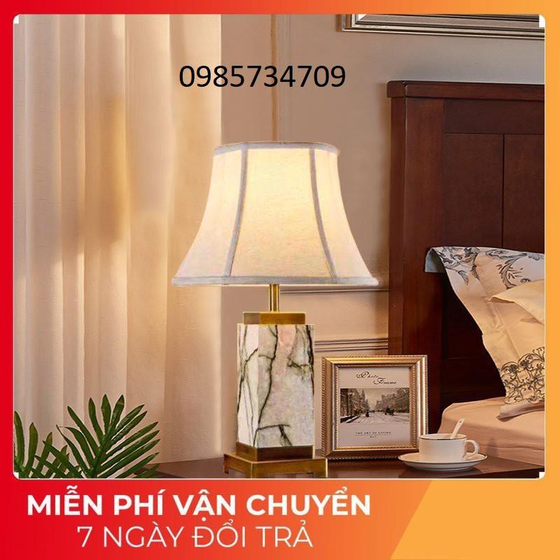 Đèn bàn để trong phòng ngủ,