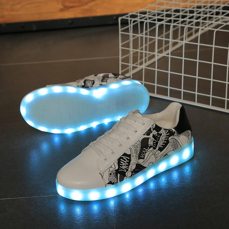 Giày PHÁT SÁNG MÀU TRẮNG HỌA TIẾT NỬA THÂN MÀU ĐEN SÁNG 7 MÀU TẶNG KÈM DÂY GIÀY PHÁT SÁNG (kèm ảnh