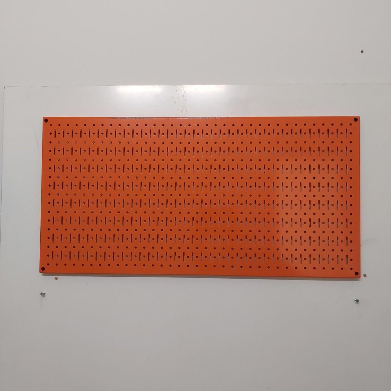 Tấm vách lưới pegboard màu cam treo tường đa năng