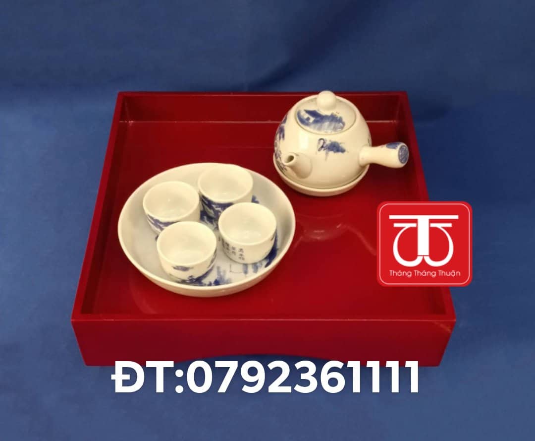BỘ ẤM CHÉN VẼ SƠN THUỶ ( ĐK CỐC 5CM).KHAY GỖ SƠN MÀI 30CM*30CM