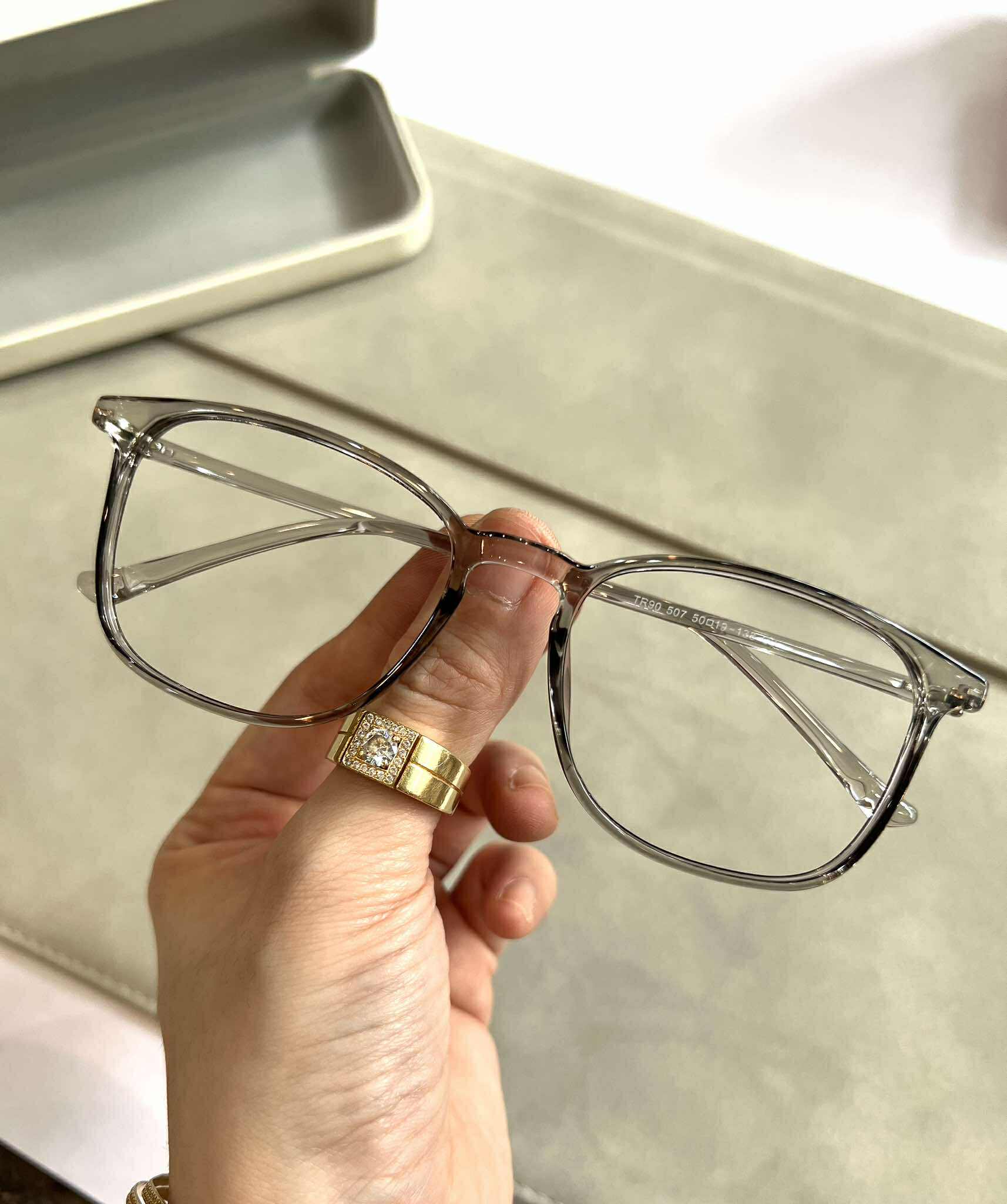 Kính Mắt vuông to gọng nhựa dẻo siêu nhẹ thời trang cho nam nữ (Màu ghi trong)