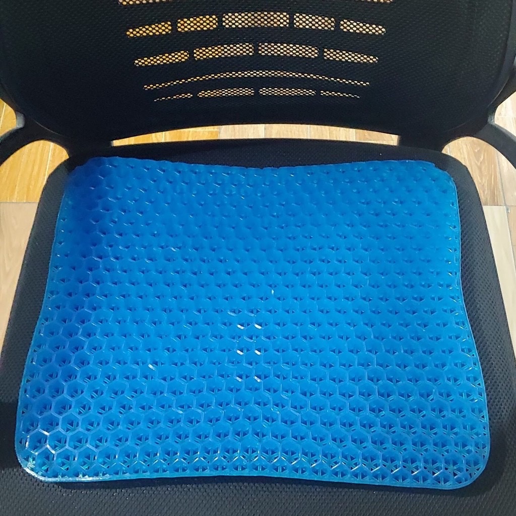 Đệm ngồi 3D thông minh Silicon , tổ ong , co giản đàn hồi cao ,bảo vệ cột sống , thoáng khí   ,ngăn ngừa mồ hôi ,chống trĩ , thoát vị đĩa đệm ,chống trơn trượt ,không biến dạng ,không thấm nước phù hợp với dân văn phòng, học sinh, sinh viên ,bác tài 