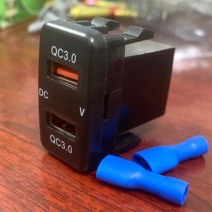 Ổ cắm sạc điện thoại hai cổng USB QC3.0 có đèn led hiển thị điện áp 12V-24V cho xe Toyota